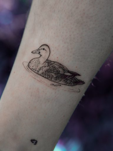 semi-realistic fineline duck tattoo, done in Lörrach by vegan tattoo artist Jannine Stefanov