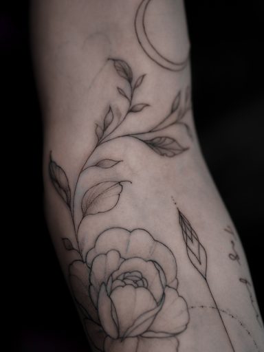 freehand fineline peony flower and leaves tattoo on forearm, done in Lörrach by vegan tattoo artist Jannine Stefanov