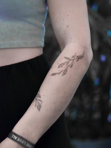 freehand fineline leaves branch tattoo on forearm, done in Lörrach by vegan tattoo artist Jannine Stefanov