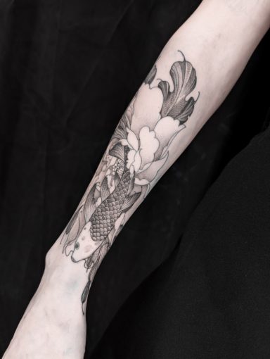 illustrative fineline botanical koi fish tattoo on arm / wrist, done in Lörrach by vegan tattoo artist Jannine Stefanov