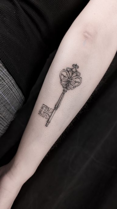 illustrative fineline key tattoo on forearm, done in Lörrach by vegan tattoo artist Jannine Stefanov