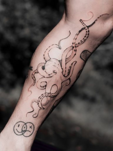 illustrative fineline octopus animal tattoo on leg, done in Lörrach by vegan tattoo artist Jannine Stefanov