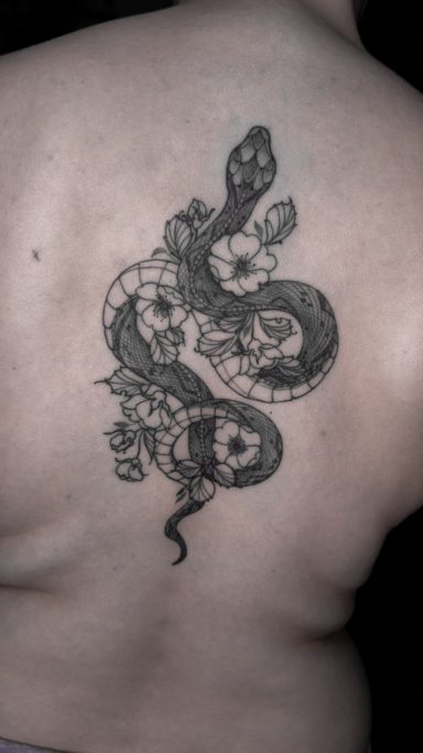 illustrative fineline snake and wild roses backpiece tattoo, done in Lörrach by vegan tattoo artist Jannine Stefanov